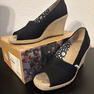 Tom black wedges